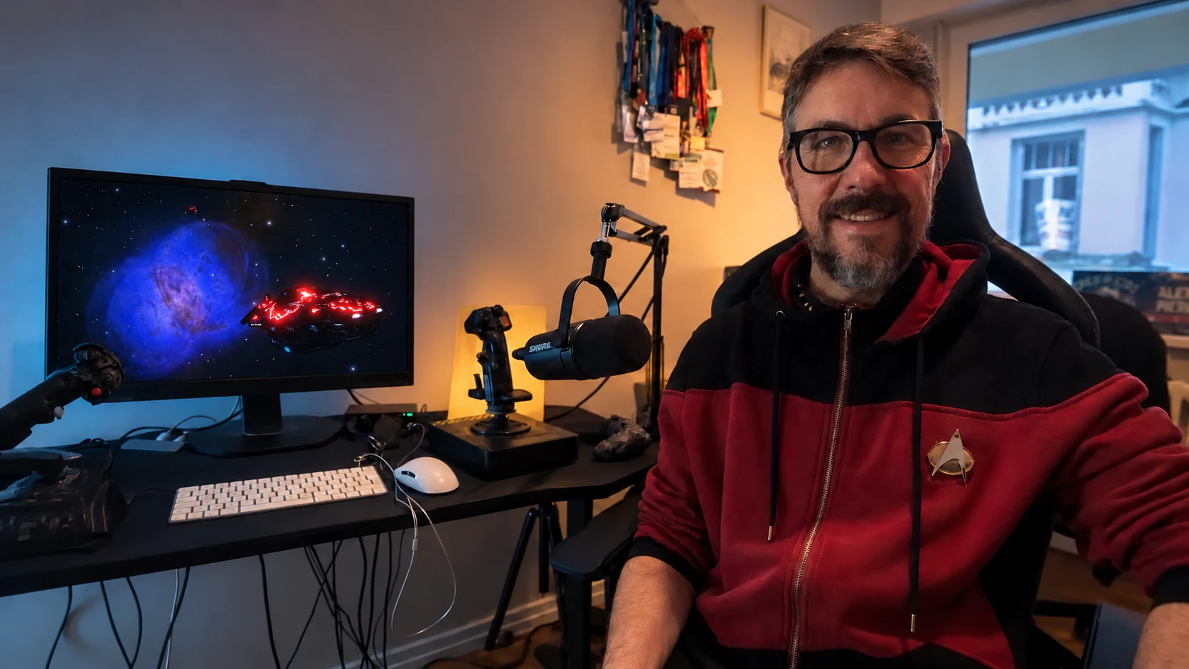Déçu des Cartes dans son studio, au microphone et aux commandes de son setup.